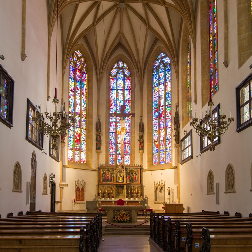Eine Kirche mit beeindruckenden Buntglasfenstern und einer geschmackvollen Altaransicht. | © Graz Tourismus - Harry Schiffer