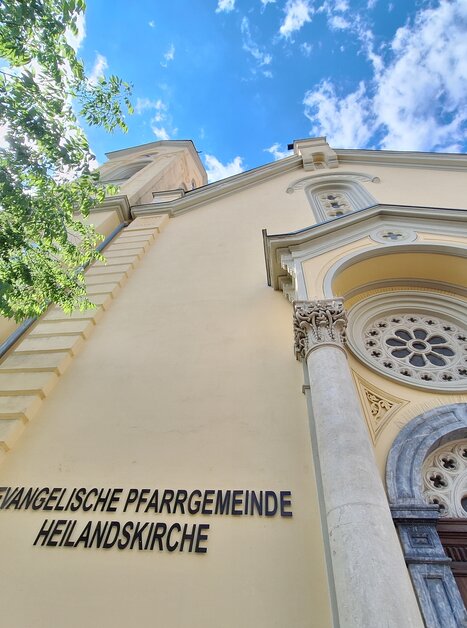 View of the Evangelical Heiland Church in Graz, with blue sky and trees. | © Graz Tourismus - Doris Pucher