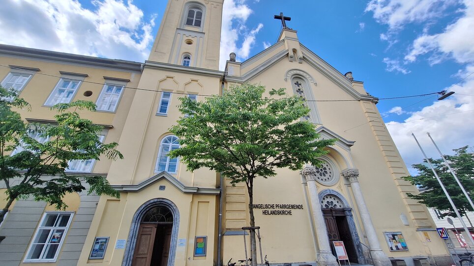 Historic evangelical church with access and trees. | © Graz Tourismus - Doris Pucher