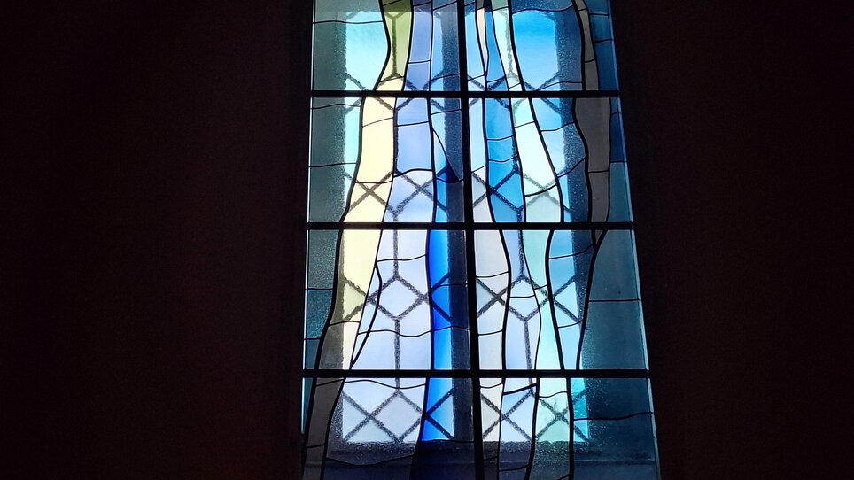 A colorful stained glass window showcases blue and green hues. | © Graz Tourismus -Doris Pucher