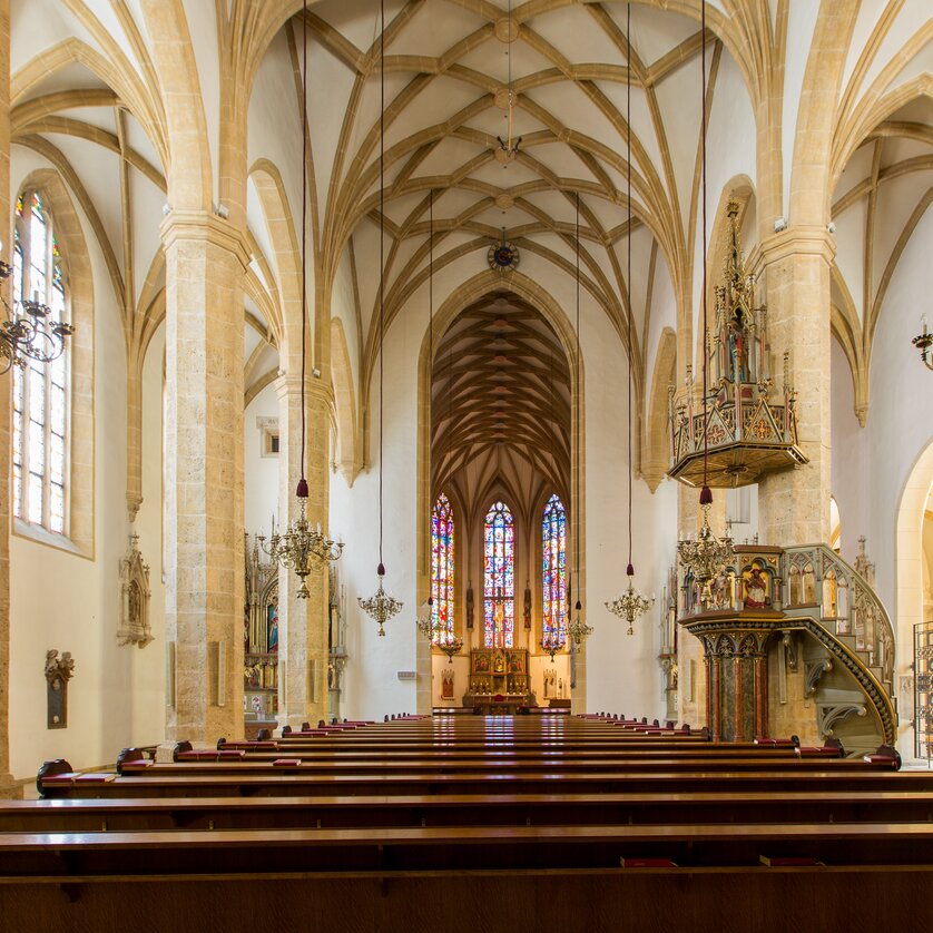 City Parish Church in Graz | © Graz Tourismus - Harry Schiffer Interior view of the City Parish Church in Graz with pews. | © Graz Tourismus - Harry Schiffer