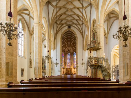 Interior view of the City Parish Church in Graz with pews. | © Graz Tourismus - Harry Schiffer
