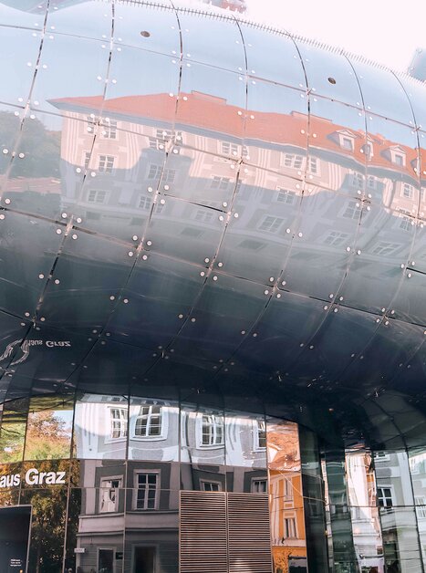 The Kunsthaus Graz reflects the old town. | © Janet Newenham_Journalist on the Run