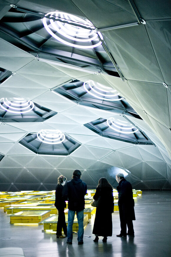 Innenansicht des Kunsthaus Graz mit Besuchern. | © Graz Tourismus - Harry Schiffer