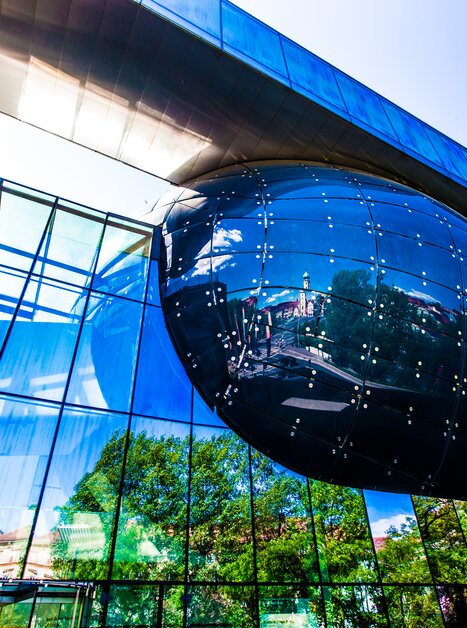 Modernes Gebäude in Graz mit reflektierender Fassade. | © Graz Tourismus - Harry Schiffer