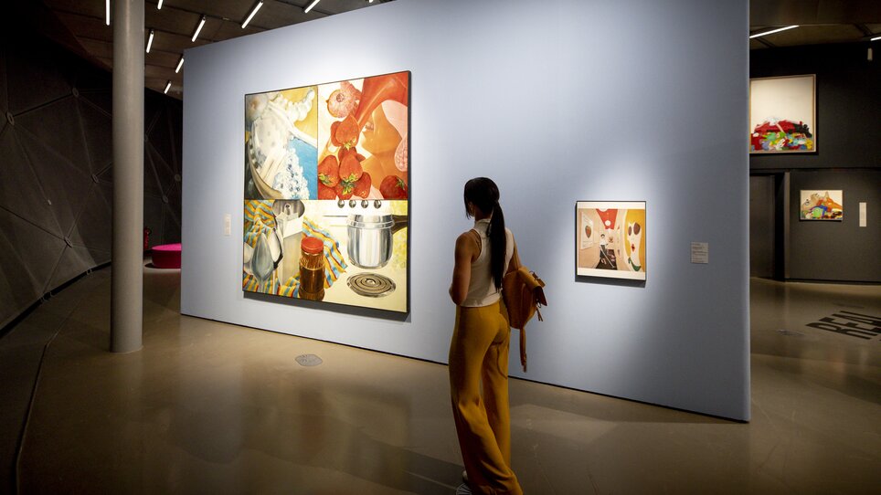 A person observes artworks at Kunsthaus Graz. | © Graz Tourismus - Tom Lamm