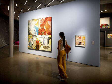 A person observes artworks at Kunsthaus Graz. | © Graz Tourismus - Tom Lamm