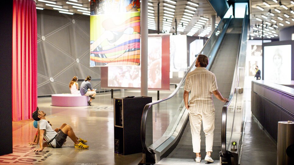 Visitors at Kunsthaus Graz, featuring modern art and interactive elements. | © Graz Tourismus - Tom Lamm