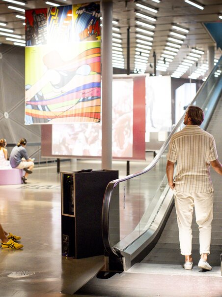 Visitors at Kunsthaus Graz, featuring modern art and interactive elements. | © Graz Tourismus - Tom Lamm