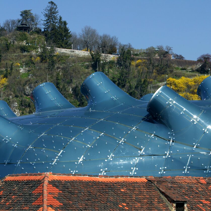 Kunsthaus Graz | © Graz Tourismus - Harry Schiffer Moderne Architektur des Kunsthauses Graz mit Grazer Uhrturm im Hintergrund. | © Graz Tourismus - Harry Schiffer