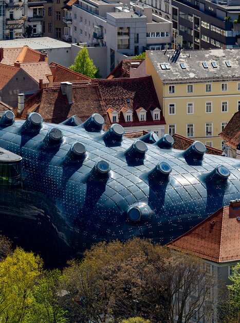 Vista dallo Schlossberg sul Kunsthaus di Graz | © Graz Tourismus - Harry Schiffer