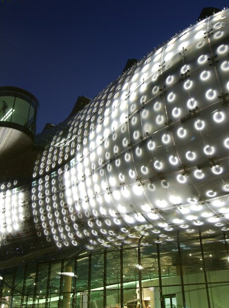 Das Kunsthaus Graz bei Nacht mit leuchtender Fassade. | © Graz Tourismus - Harry Schiffer