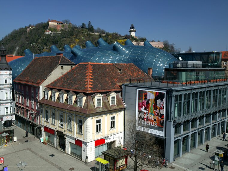 Blick auf das Kunsthaus Graz und den Grazer Uhrturm. | © Graz Tourismus - Harry Schiffer