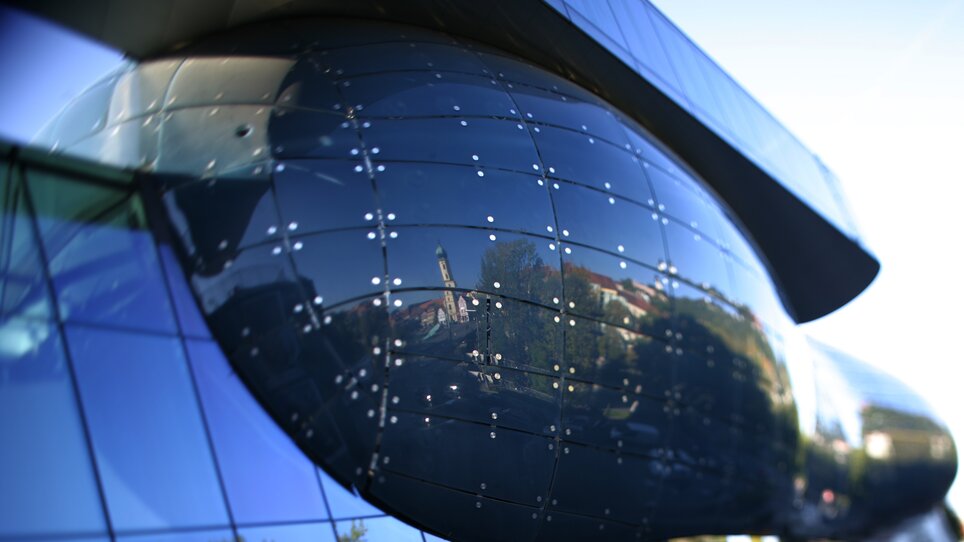 The Kunsthaus Graz with a reflective façade. | © Graz Tourismus - Harry Schiffer