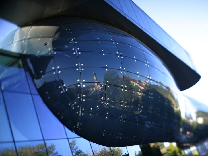 Das Kunsthaus Graz mit spiegelnder Fassade. | © Graz Tourismus - Harry Schiffer