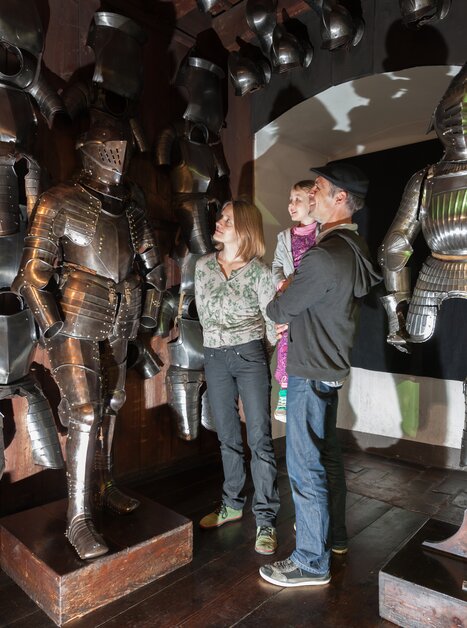 Family views armors in the Armoury in Graz. | © Graz Tourismus - Harry Schiffer