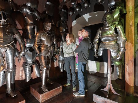 Family views armors in the Armoury in Graz. | © Graz Tourismus - Harry Schiffer