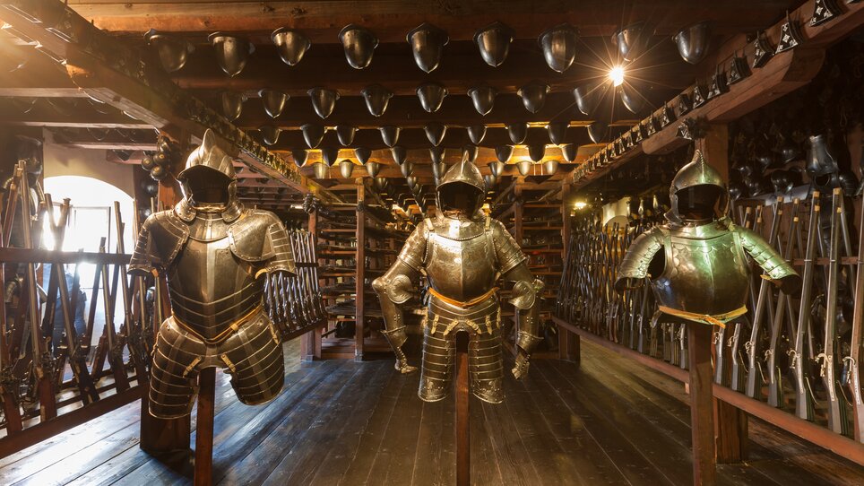 Historical armors in the Armoury in Graz. | © Graz Tourismus - Harry Schiffer