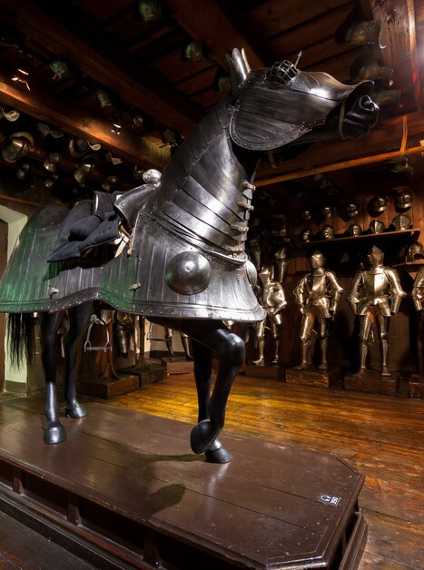A horse armour in the Armoury in Graz. | © Graz Tourismus - Harry Schiffer