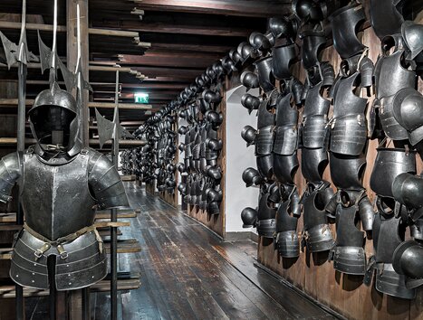 A collection of armors in the armoury in Graz. | © Universalmuseum Joanneum - N. Lackner