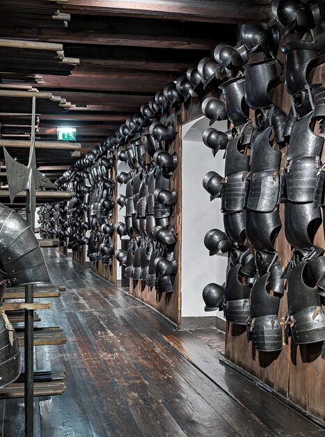 Una collezione di armature nell'armeria di Graz. | © Universalmuseum Joanneum - N. Lackner