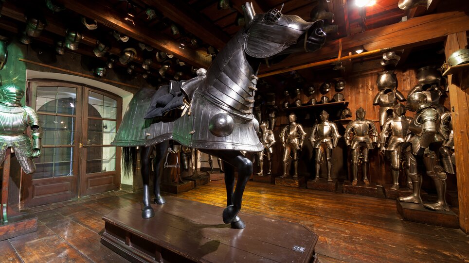 The Armoury in Graz displays a horse armour. | © Graz Tourismus - Harry Schiffer