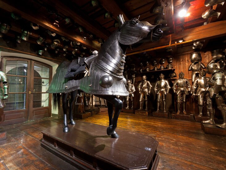 The Armoury in Graz displays a horse armour. | © Graz Tourismus - Harry Schiffer