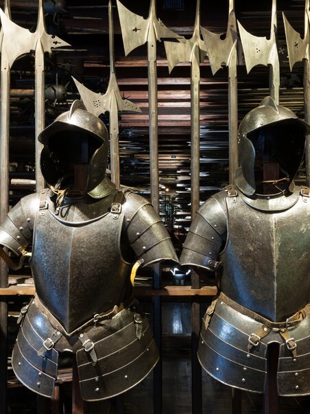 Historical armors in the Armoury in Graz. | © Graz Tourismus - Harry Schiffer
