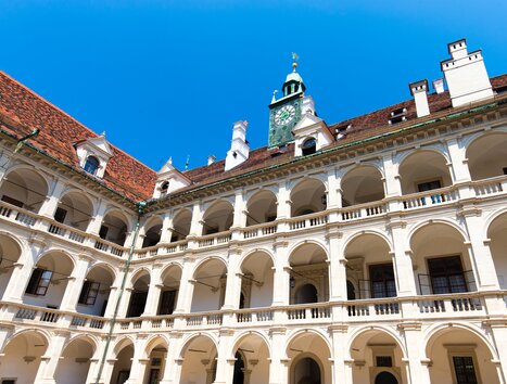 Der Landhaushof in Graz mit beeindruckender Architektur und einem blauen Himmel. | © Graz Tourismus - Harry Schiffer