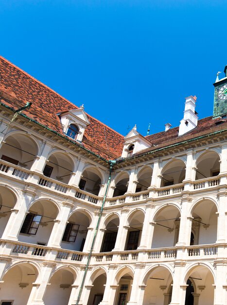 Il Cortile Landhaushof a Graz con architettura impressionante e cielo blu. | © Graz Tourismus - Harry Schiffer