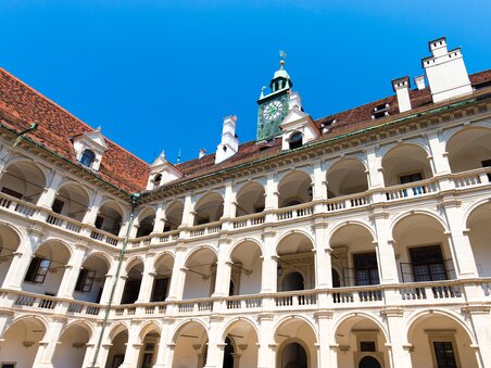 Der Landhaushof in Graz mit beeindruckender Architektur und einem blauen Himmel. | © Graz Tourismus - Harry Schiffer