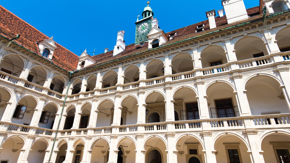 Der Landhaushof in Graz mit beeindruckender Architektur und einem blauen Himmel. | © Graz Tourismus - Harry Schiffer