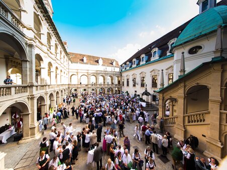 Vielzahl von Menschen im Landhaushof in Graz versammelt - bei der Langen Tafel der GenussHauptstadt. | © Graz Tourismus - Harry Schiffer