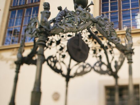 Schmiedeeisernes Werk im Landhaushof von Graz. | © Graz Tourismus - Harry Schiffer