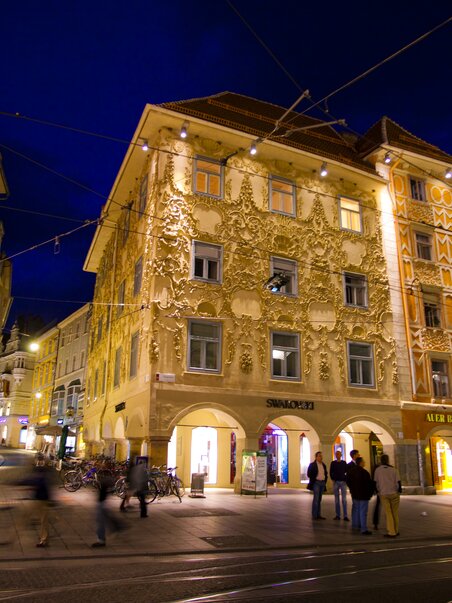 Illuminated Luegghaus in Graz at night. | © Graz Tourismus - Werner Krug