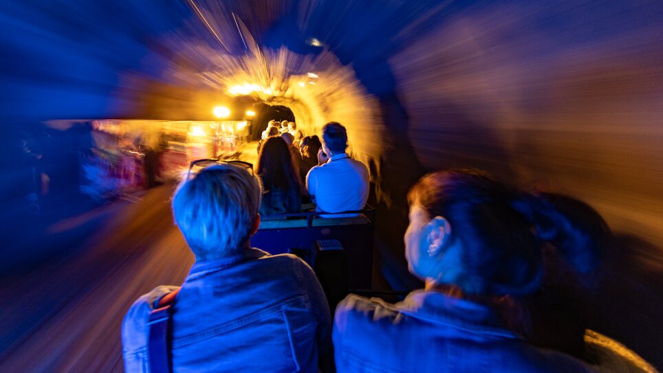 Fahrt mit der Grazer Märchenbahn durch einen bunten Tunnel. | © GMB - Harry Schiffer