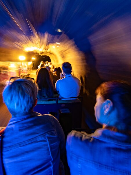 Ride on the Graz fairy tale train through a colorful tunnel. | © GMB - Harry Schiffer