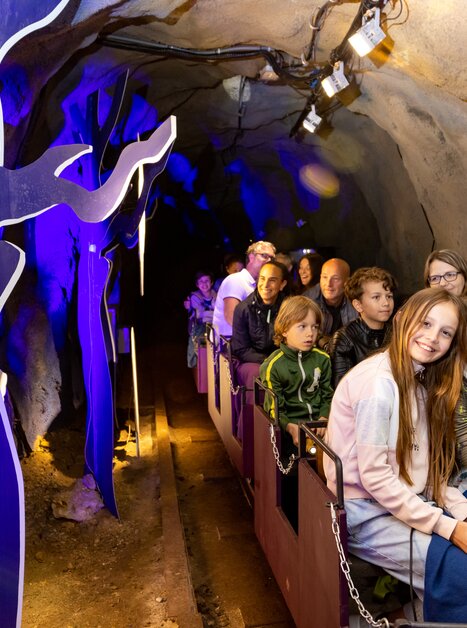 Passengers in the Graz fairy tale train in the Schlossberg | © GMB - Harry Schiffer