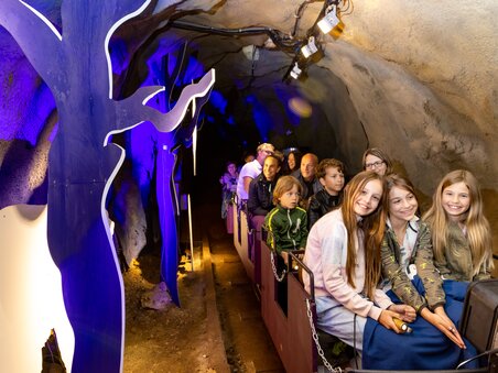 Passengers in the Graz fairy tale train in the Schlossberg | © GMB - Harry Schiffer