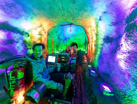 Riding the Graz fairy tale train through a colorful tunnel. | © GMB - Harry Schiffer