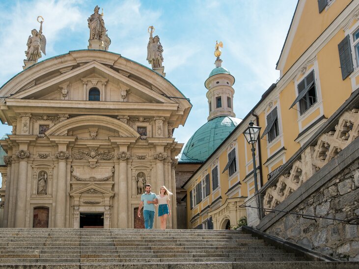 Junges Paar vor dem historischen Mausoleum in Graz. | © Graz Tourismus - Mias Photoart