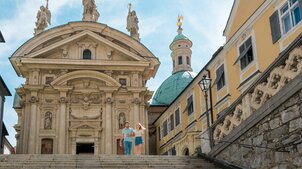 Junges Paar vor dem historischen Mausoleum in Graz. | © Graz Tourismus - Mias Photoart