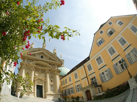 Blick auf das Mausoleum neben dem Graz Dom und die umgebenden Gebäude. | © Graz Tourismus - Hans Wiesenhofer