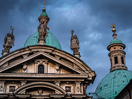 Das Mausoleum neben dem Grazer Dom mit glänzender Kuppel und Statuen.