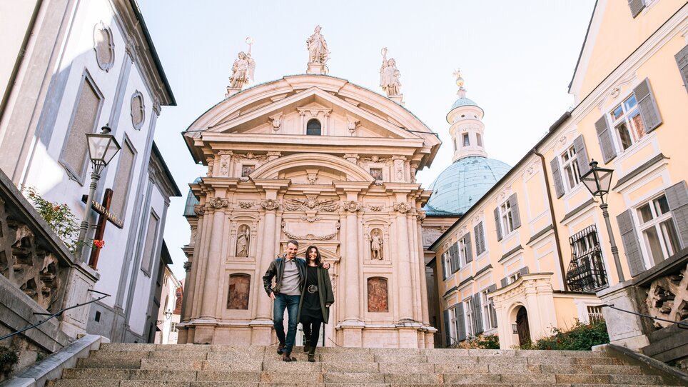Couple on the steps to the mausoleum next to Graz Cathedral. | © Graz Tourismus