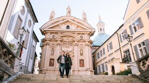 Couple on the steps to the mausoleum next to Graz Cathedral. | © Graz Tourismus