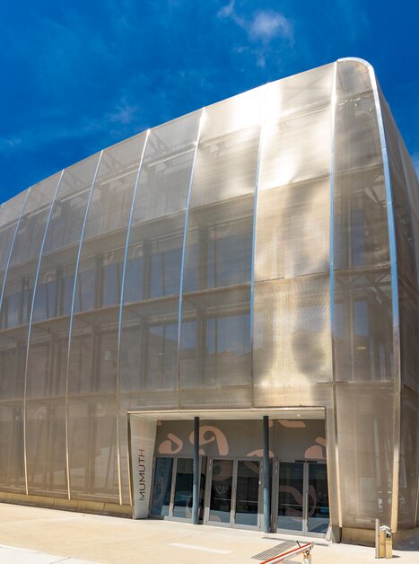 Modern architecture of MUMUTH in Graz under blue sky. | © Graz Tourismus - Harry Schiffer