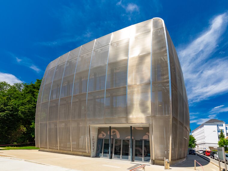 Moderne Architektur des MUMUTH in Graz unter blauem Himmel. | © Graz Tourismus - Harry Schiffer