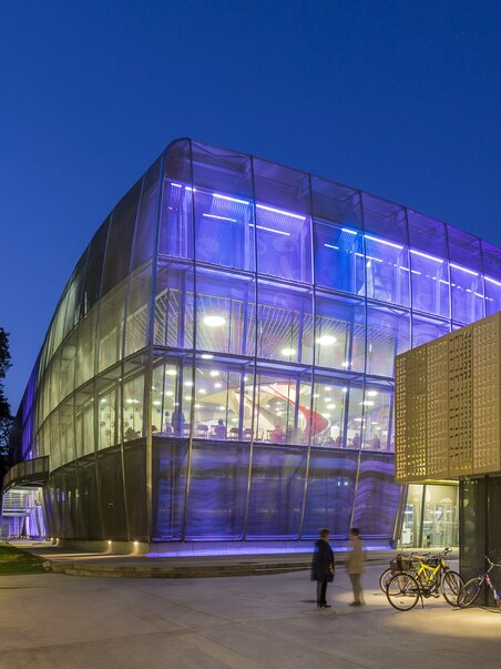 Architettura moderna del MUMUTH a Graz di notte. | © Wolfgang Hummer