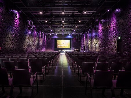 Vista interna del MUMUTH Graz con file di sedie e uno schermo. | © Wolfgang Hummer